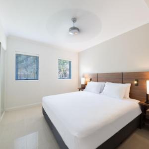 Three-Bedroom Top Floor Penthouse with Ocean View and Spa Bath