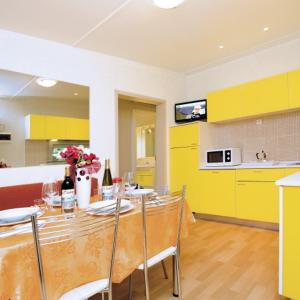 Deluxe Mobile Home - Beach Package