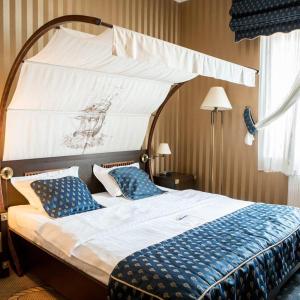 Standard King Room with Lake View