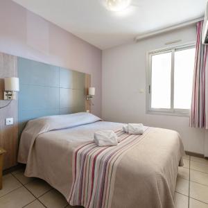 One-Bedroom Apartment with Sleeping Alcove and Air Conditioning (6 People)