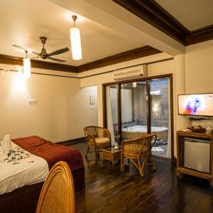 Honeymoon Suite with 15% Discount of F&B; 15% Discount of Laundry; Complimentary 01 hour Cycling; 10% Discount on Spa; Specially reserved table in the restaurant