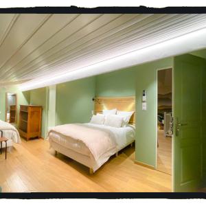 Deluxe Room (2 Adults + 1 Child)