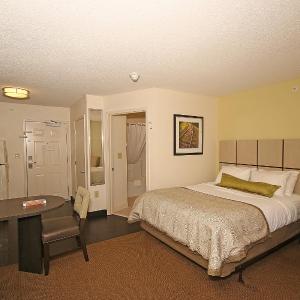 Queen Studio Suite with Batch Tub - Mobility Accessible - Non-Smoking