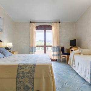 Triple Room with Balcony and Mountain View