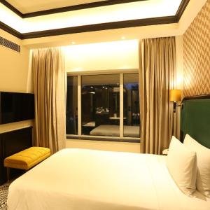 Superior Room, Queen Bed, 10% disc on food and soft beverage Happy hours (one plus one) from 17:30hrs to 19:30hrs (except 14th February)