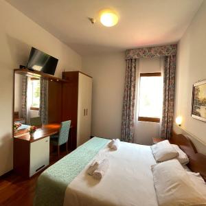 Standard Double or Twin Room with Window
