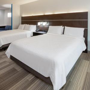 Queen Suite with Two Queen Beds and Mobility Accessible Tub - Non-Smoking