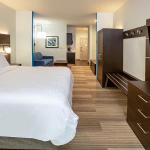 King Suite with Sofa Bed - Hearing Accessible