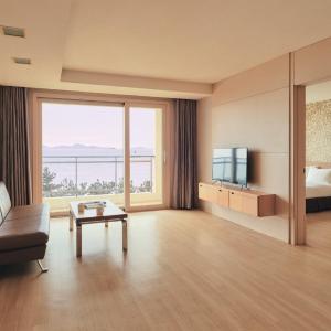 Resort Suite (With Kitchenette, Sunset Ocean View)