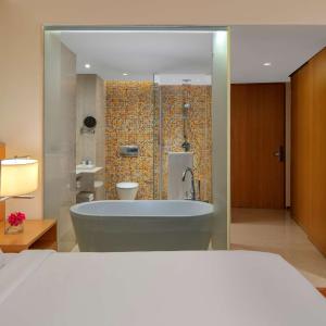 Deluxe Room with King Bed with 20% off on Laundry Services and 15% off on Food & Soft Beverages