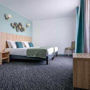 Classic Twin Room with Street View