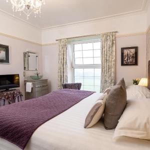 Double Room with Lake View and Private Bathroom(Not En-suite)