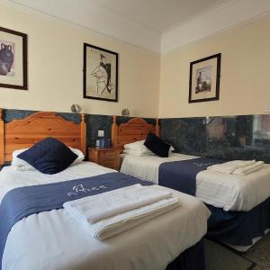 Twin Room with Private Bathroom