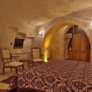 Superior Cave Suite 
