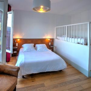Triple Room with balneo bath and City View