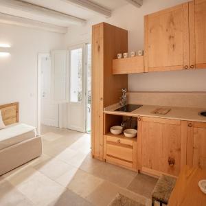 Queen Suite with Pool View