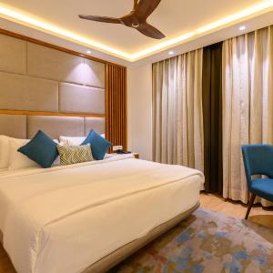 Classic Rooms: 10% discount on Food & Beverages (excluding In-Room Dining and Liquor), 10% discount on Spa Services, Laundry Services, Complimentary Happy Hour Offer – Buy 1 Get 1 Free, available daily from 11:00 AM to 7:00 PM.