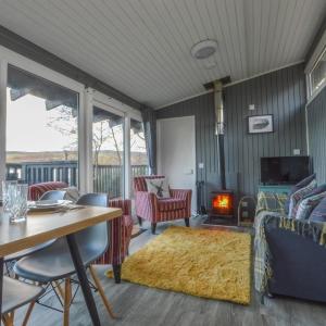 Kilchurn Cabin (2 bedrooms) – Free Wi-Fi, Wood fired hot tub (extra charge)