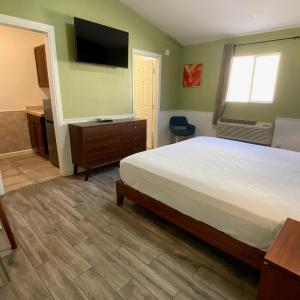 Queen Room with Mini-kitchen