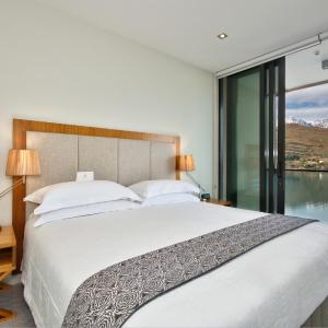 Two-Bedroom Apartment with Lake View