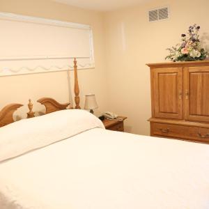 One-Bedroom Suite with Kitchen, Deck, and Partial Ocean View – 1A