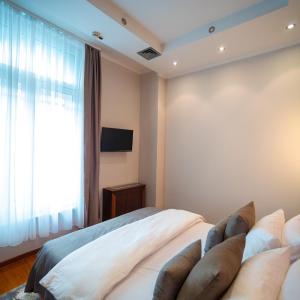 Deluxe Queen Suite