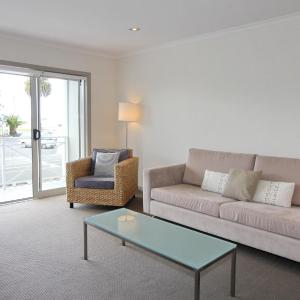 Deluxe One-Bedroom Apartment with Ocean View