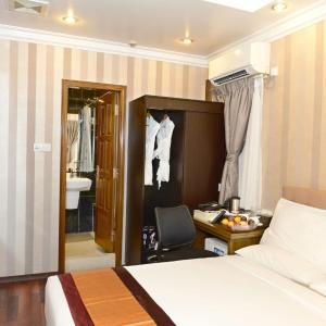Superior Double or Twin Room with City and Street View 