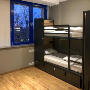  Private 4 Bed Room - Shared Bathrooms