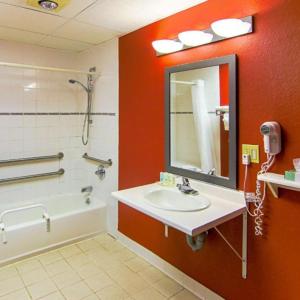 Queen Room - Accessible/Non-Smoking