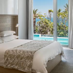 One-Bedroom Penthouse Suite With Pool and Sea View