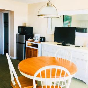 Quadruple Room with 1 Queen, 1 Double, and Oceanfront Room #32