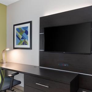 One-Bedroom Suite with Roll-In Shower - Mobility Accessible
