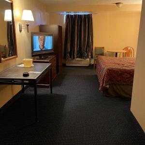 King Room with Roll-In Shower - Disability Access
