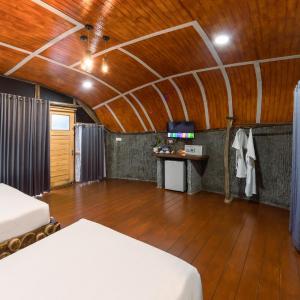 Deluxe 2 Queen Room