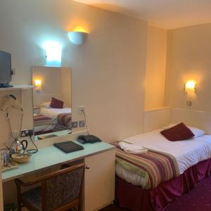 Single Room with Shared Bathroom