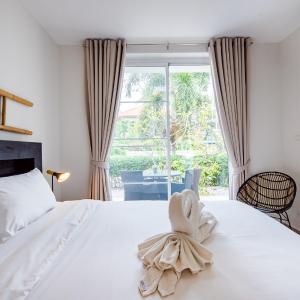 Premium One Bedroom Pool Suite Terrace