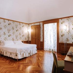 Queen Suite with Spa Bath