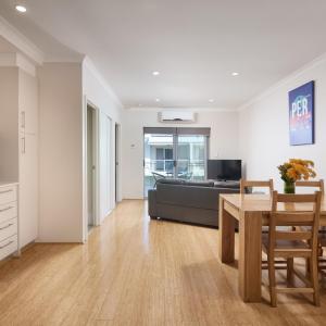 One-Bedroom Apartment with Two Single Beds