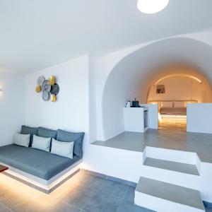 Executive Cave Suite with Private Heated Pool & Sea View