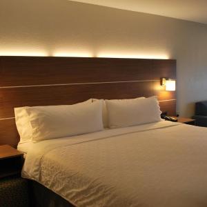Deluxe King Room with Mobility Accessible Tub - Non-Smoking