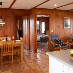Three-Bedroom Lodge with Mountain View (8 Adults)