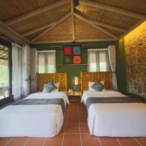 Junior Deluxe Twin Room with Mountain View