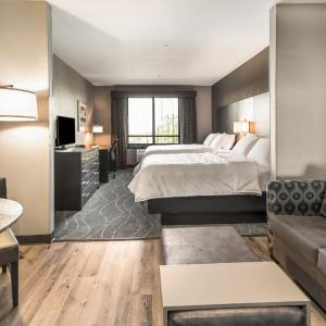Two Bedroom Suite with One Queen Bed and Two Double Beds - Non-Smoking