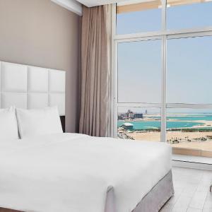 One-Bedroom King Suite with Sea View - High Floor