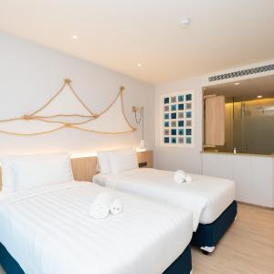 Deluxe Pool Access Twin Bed with Partial Pool view