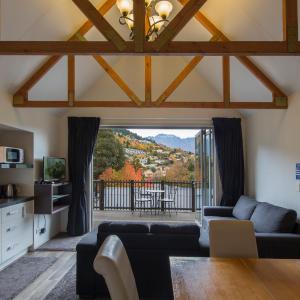 Apartment with Mountain View