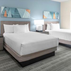 Queen Room with Two Queen Beds and Accessible Tub