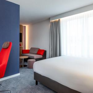 Standard Queen Room with Roll-in Shower - Mobility Access