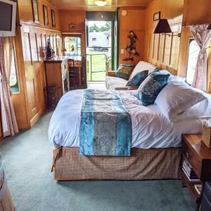 "Grape Escape" - Queen Studio Private Caboose
